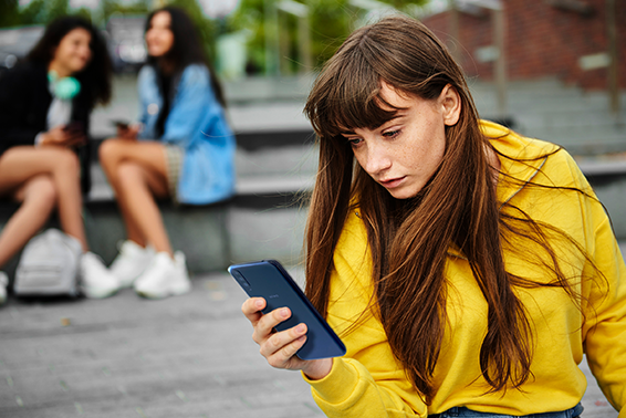 Casi el 60% de los jóvenes de 18 a 24 años reconoce haber recibido mensajes hirientes a través del móvil
