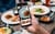 Un homme scanne un plat avec Google Lens