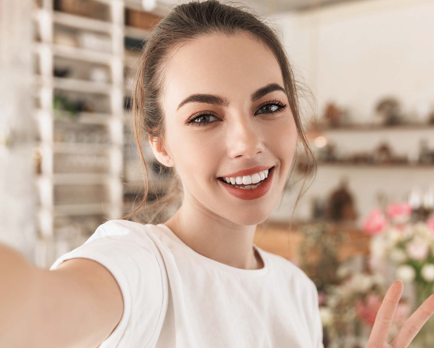 Utilizing AI beauty algorithms, the front camera brings out your radiance and showcases your true personality.