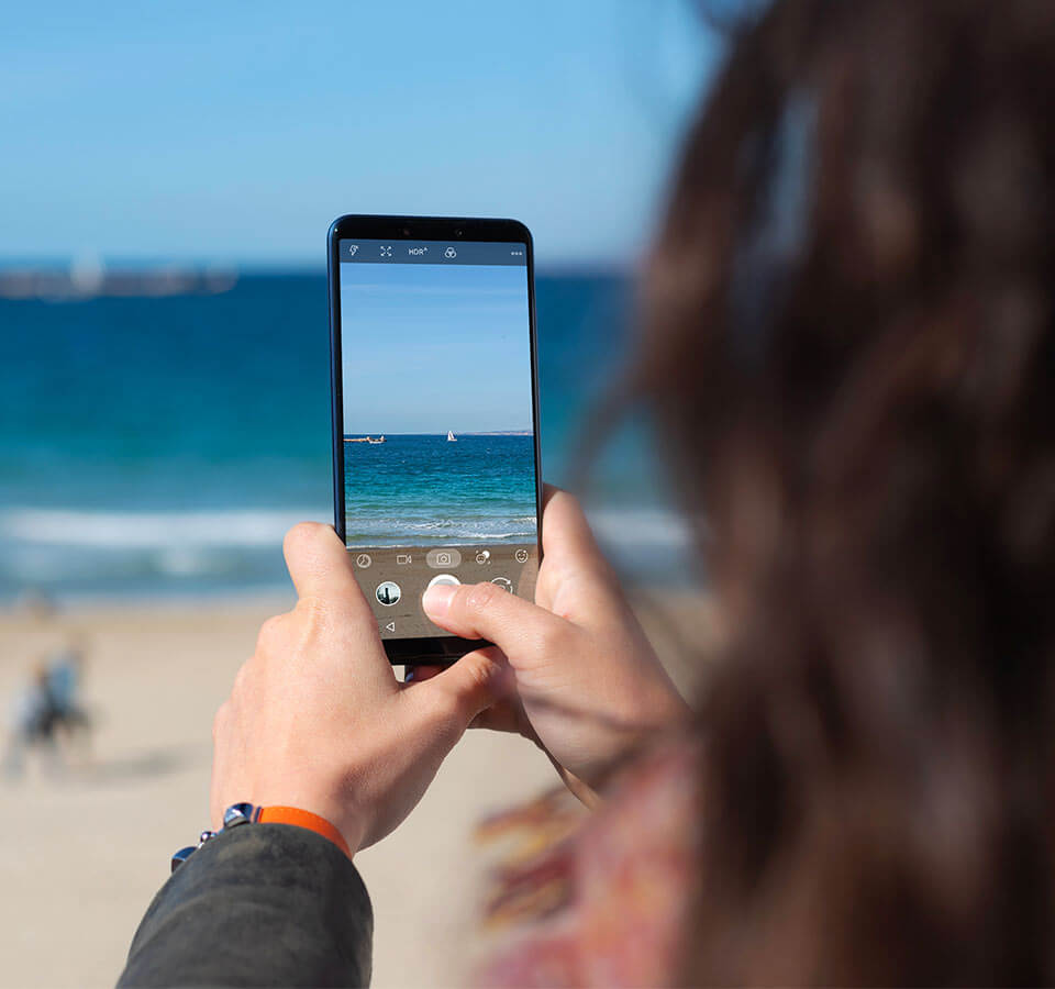 A girl taking a picture with the Jerry4 smartphone<br>