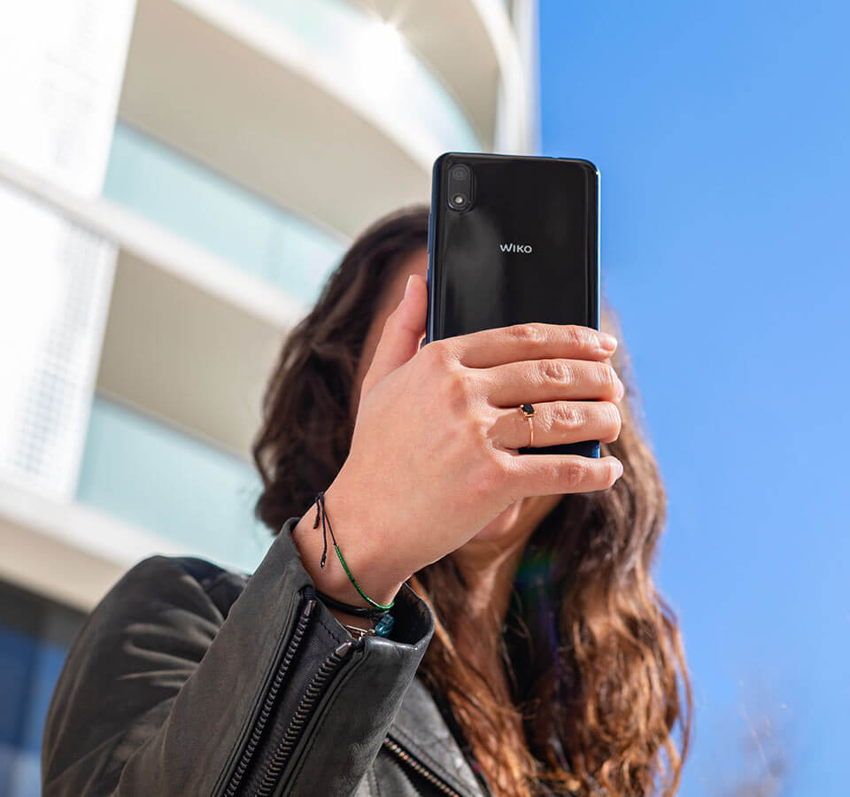 A girl taking a selfy with the new smartphone Jerry4<br>