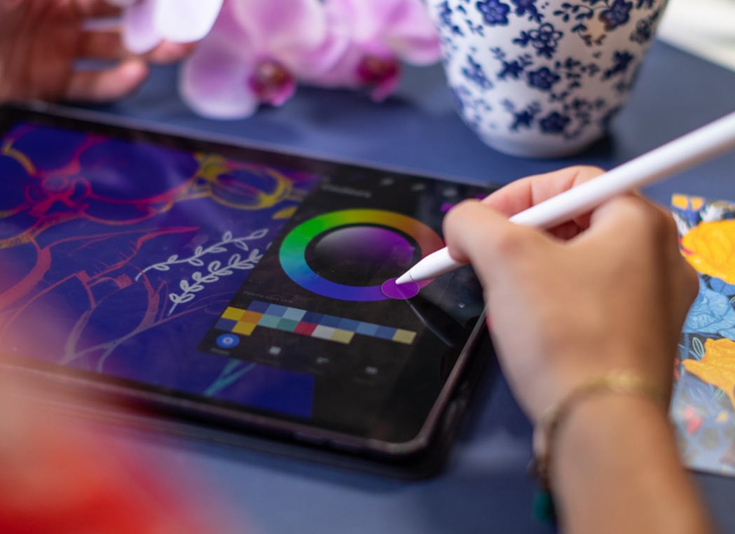 Gaëlle's hand selecting a colour on a tablet in the creation process