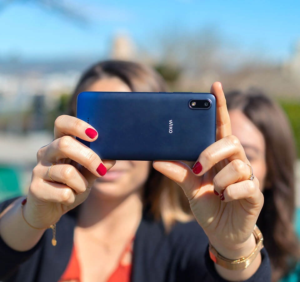 Ragazze che si scattano un selfie con Y60.